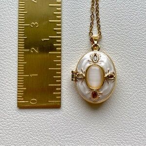Elegant Gold Pendant Necklace